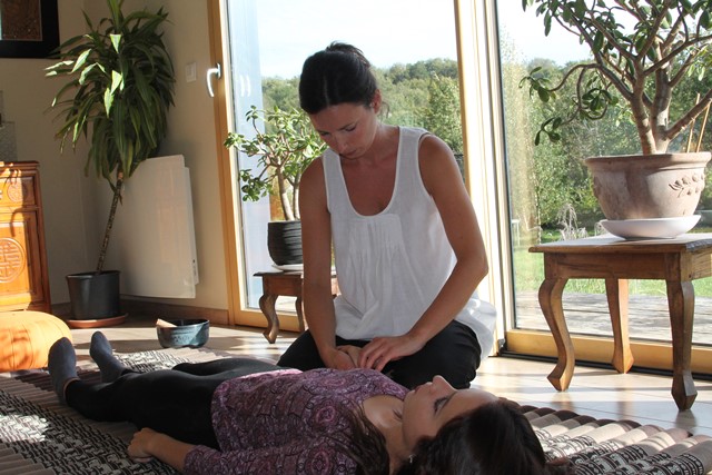prise des pouls en début de séance de shiatsu jura
